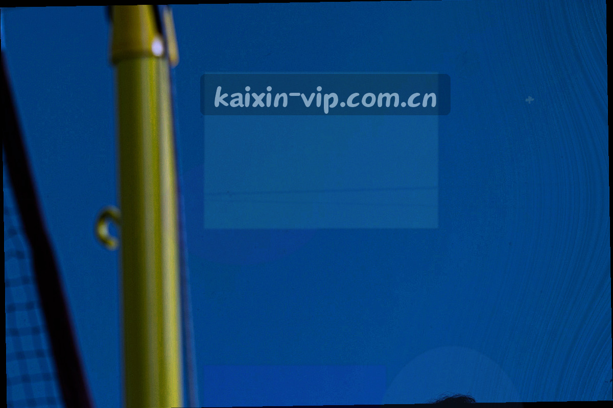 桌面上的耳机、笔记本与打印好的赛程表组成的沟通场景
